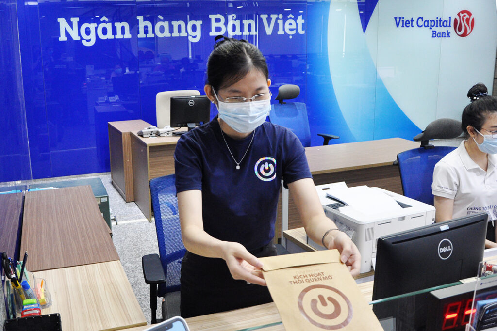 Bản Việt miễn và giảm nhiều loại phí cho khách hàng cá nhân và doanh nghiệp