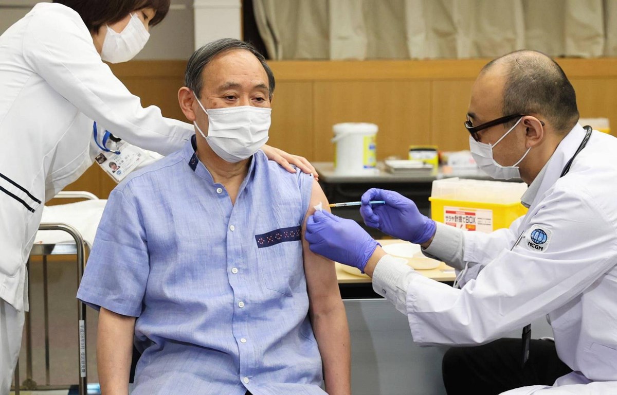 Thủ tướng Nhật Bản Suga Yoshihide tiêm vaccine ngừa COVID-19