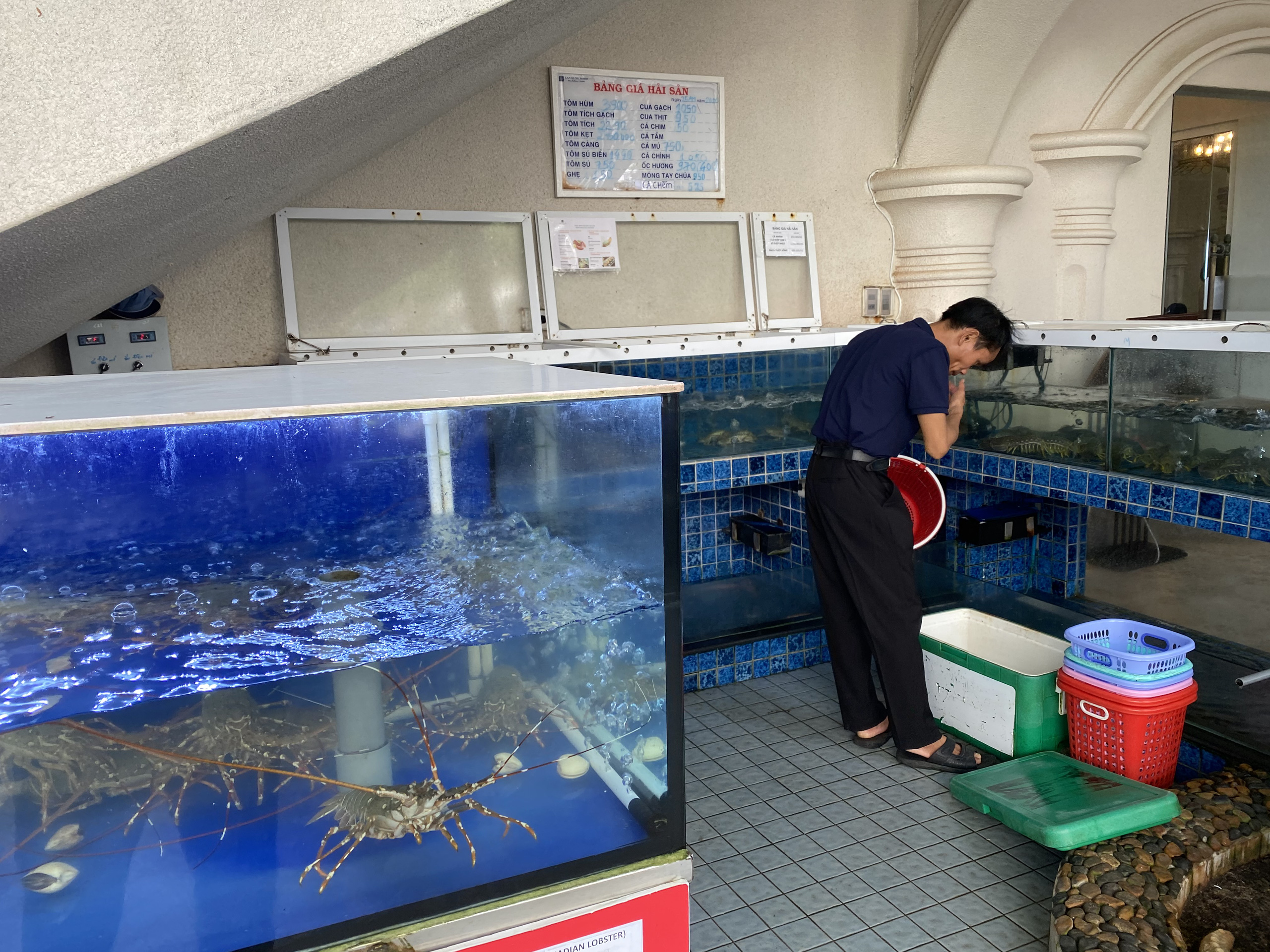 Cửa hàng bán hải sản trực tiếp ế ẩm