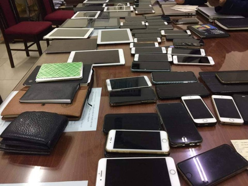 Điện thoại, laptop và các tang vật liên quan bị tịch thu